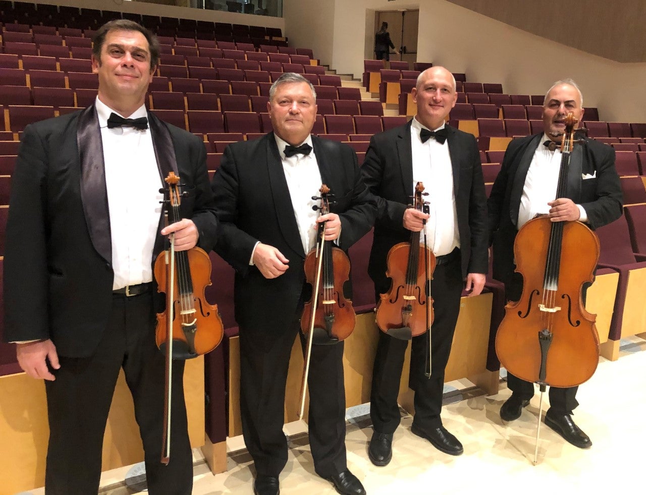 La entrada será gratuita con invitación que podrá recogerse desde 2 horas antes en la taquilla del Teatro Municipal La entrada será gratuita con invitación que podrá recogerse desde 2 horas antes en la taquilla del Teatro Municipal