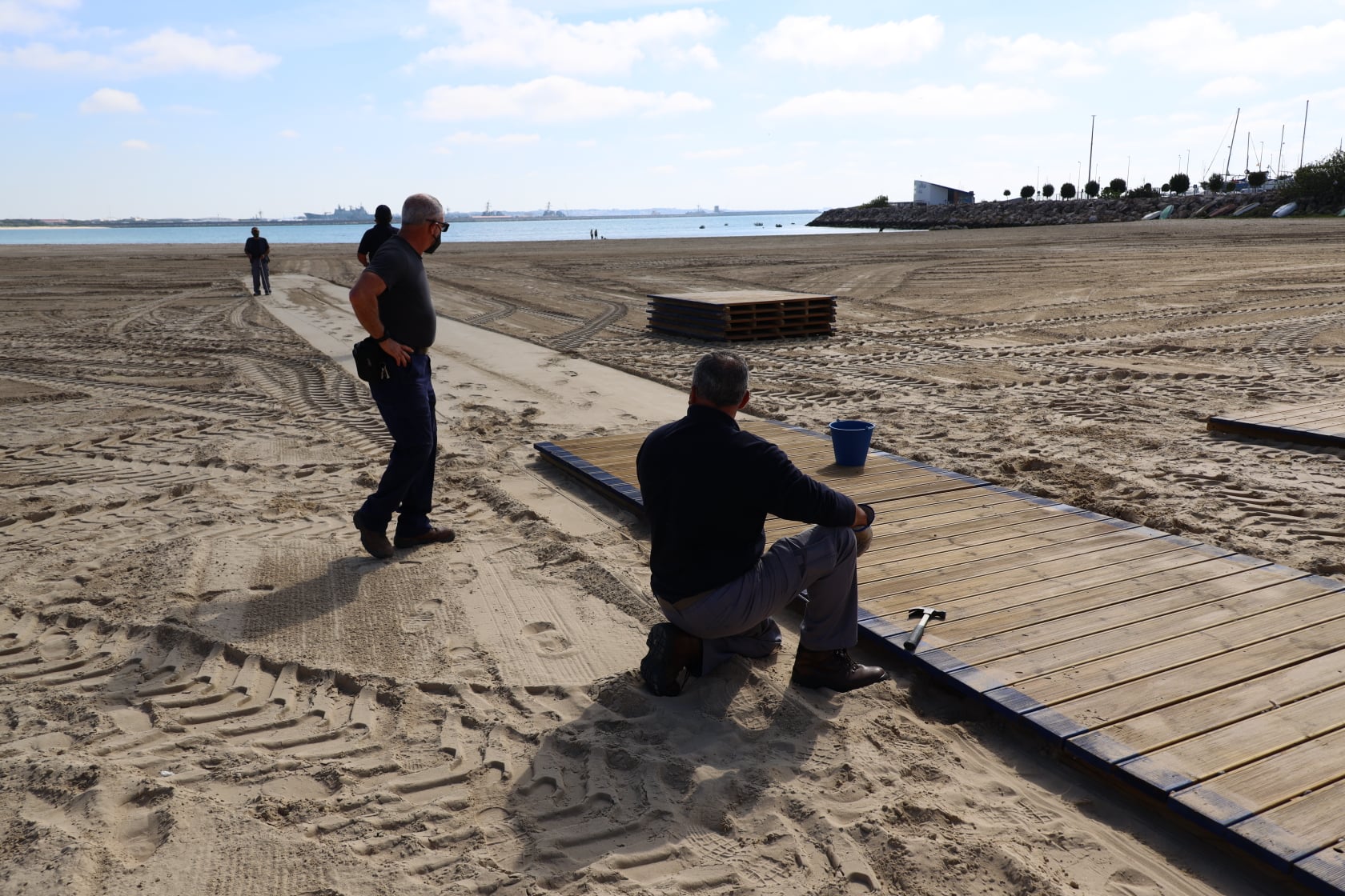 Las playas de Rota ya se preparan para la temporada media Las playas de Rota ya se preparan para la temporada media