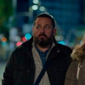 Los actores Pepón Nieto y Carmen Machi, en una imagen promocional de la película 'Un efecto óptico'