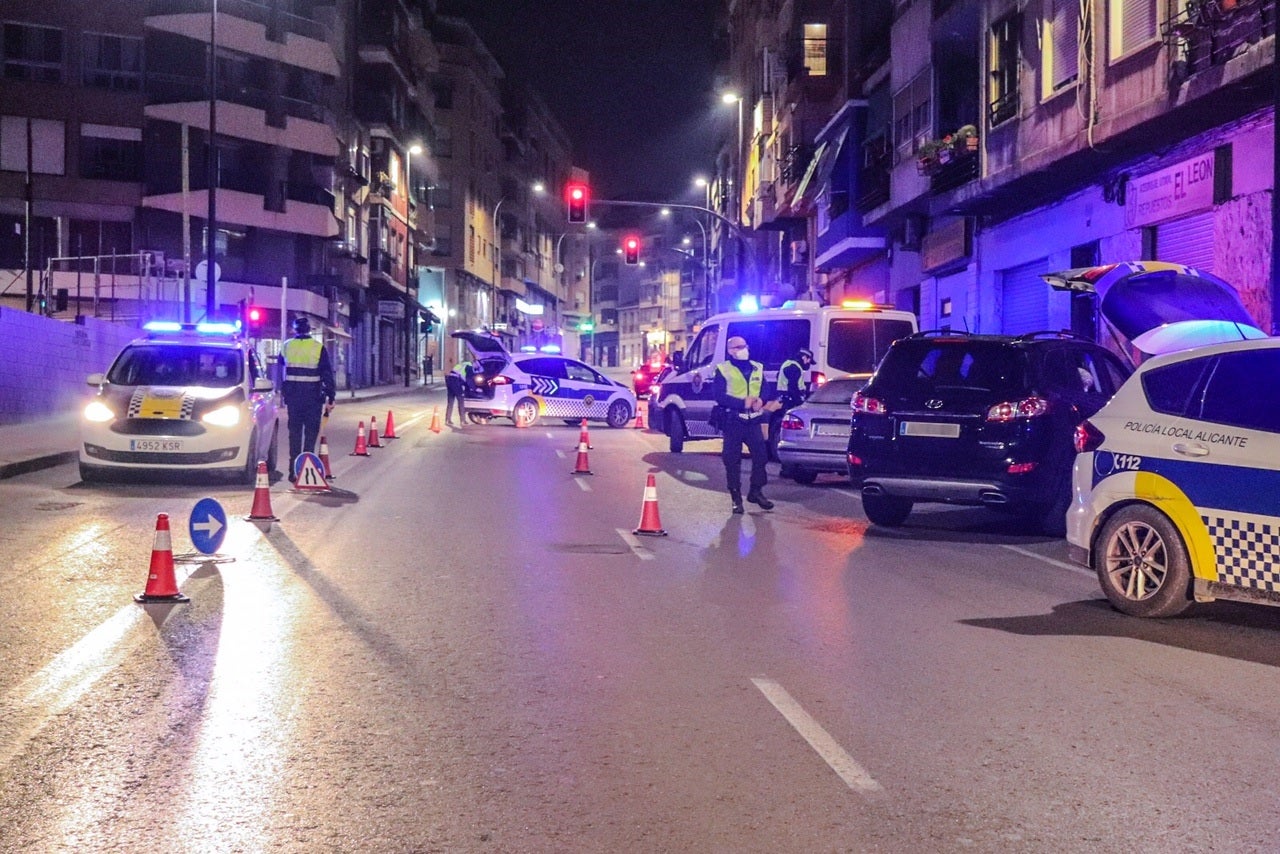 La Policía Local disuelve esta semana cinco botellones y denuncia a 89 personas por incumplir las medidas sanitarias La Policía Local disuelve esta semana cinco botellones y denuncia a 89 personas por incumplir las medidas sanitarias