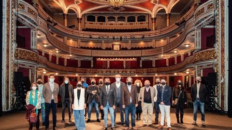 Protagonistas de la nueva temporada del teatro junto al Delegado de Turismo en el Ayuntamiento, Antonio Muñoz