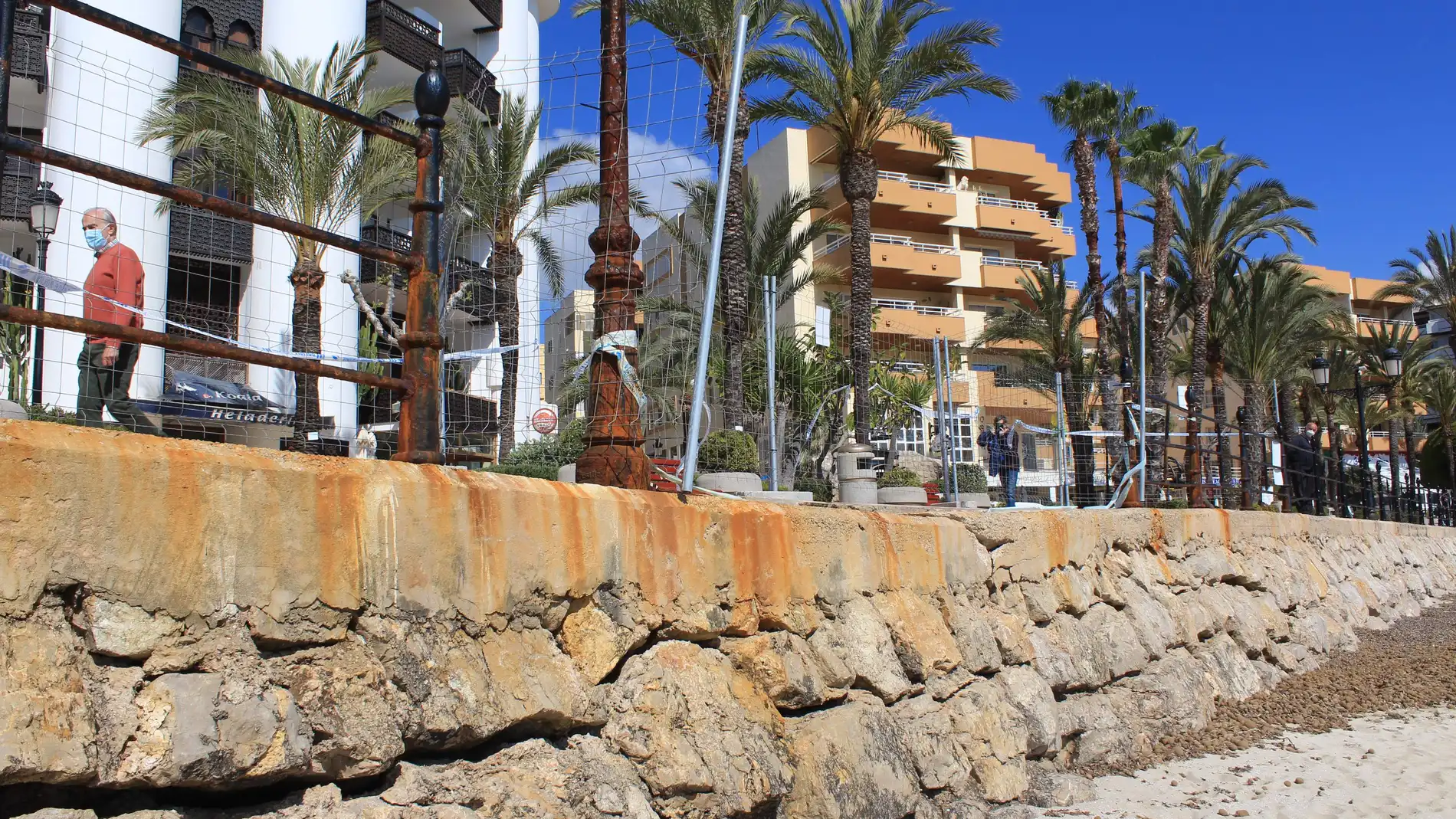 Costas autoriza al Ayuntamiento de Santa Eulària a reparar la zona dañada del Paseo Marítimo