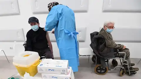 100.000 personas de entre 60 y 65 años piden cita a través de una web para vacunarse con Astrazeneca en Cataluña 100.000 personas de entre 60 y 65 años piden cita a través de una web para vacunarse con Astrazeneca en Cataluña