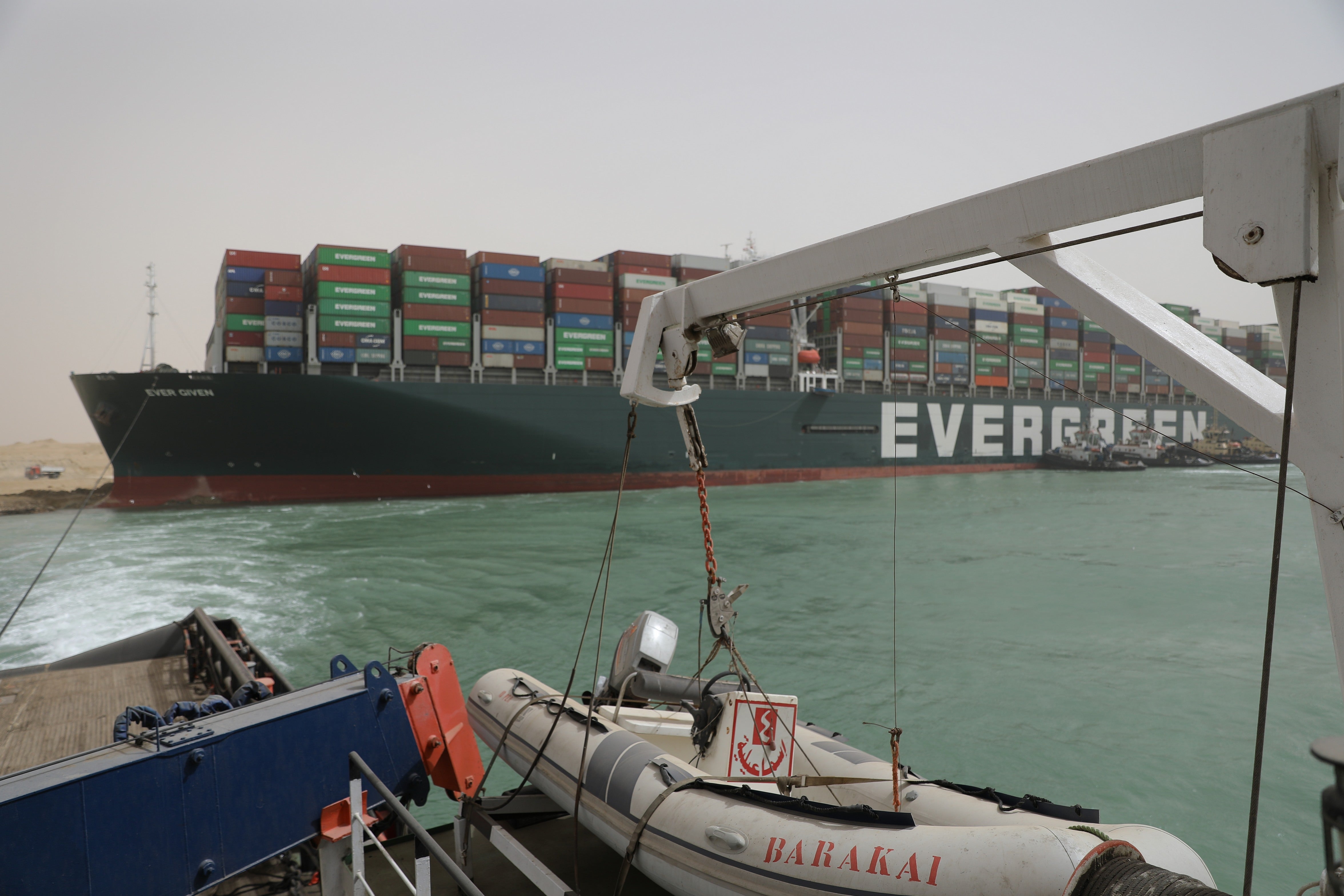 El jefe del canal de Suez admite que no sabe cuándo podrá ser desbloqueado El jefe del canal de Suez admite que no sabe cuándo podrá ser desbloqueado