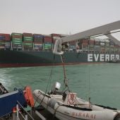 El buque atravesado en el Canal de Suez