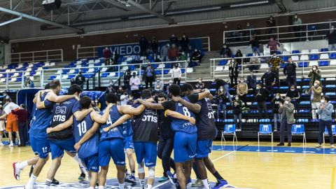 Jugadores del Oviedo Baloncesto celebran una victoria
