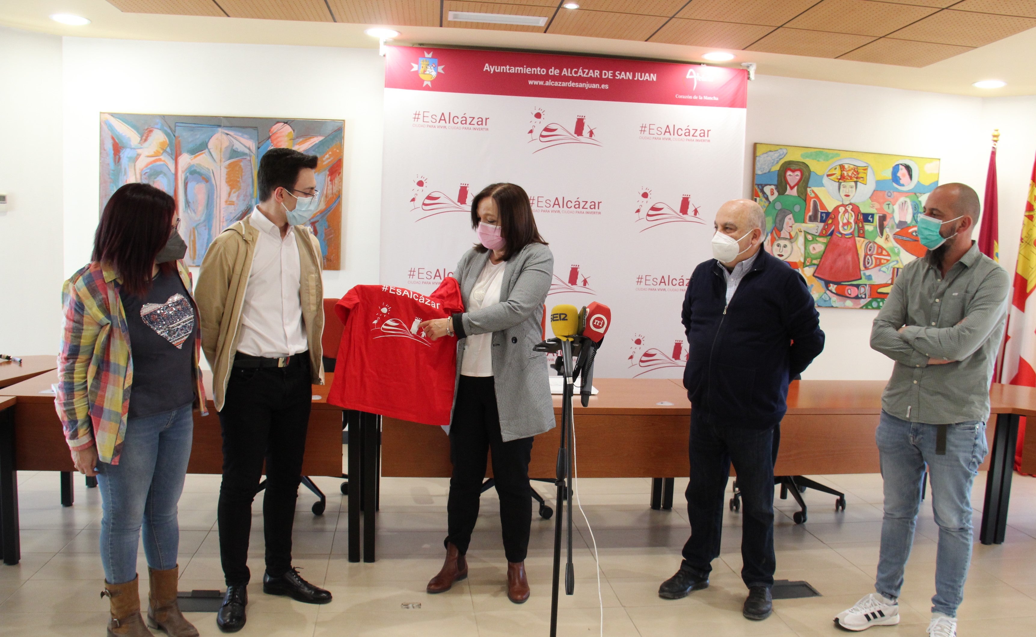 Recepción de Rosa Melchor al ganador de la Olimpiada de Física de la UCLM Pablo Castellanos Recepción de Rosa Melchor al ganador de la Olimpiada de Física de la UCLM Pablo Castellanos
