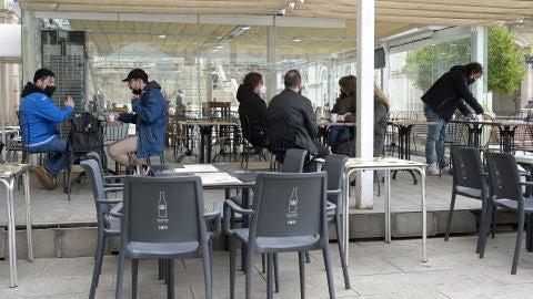 Varias personas en la terraza de un restaurante en A Coru&ntilde;a