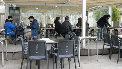 Varias personas en la terraza de un restaurante en A Coruña Varias personas en la terraza de un restaurante en A Coruña