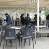 Varias personas en la terraza de un restaurante en A Coruña
