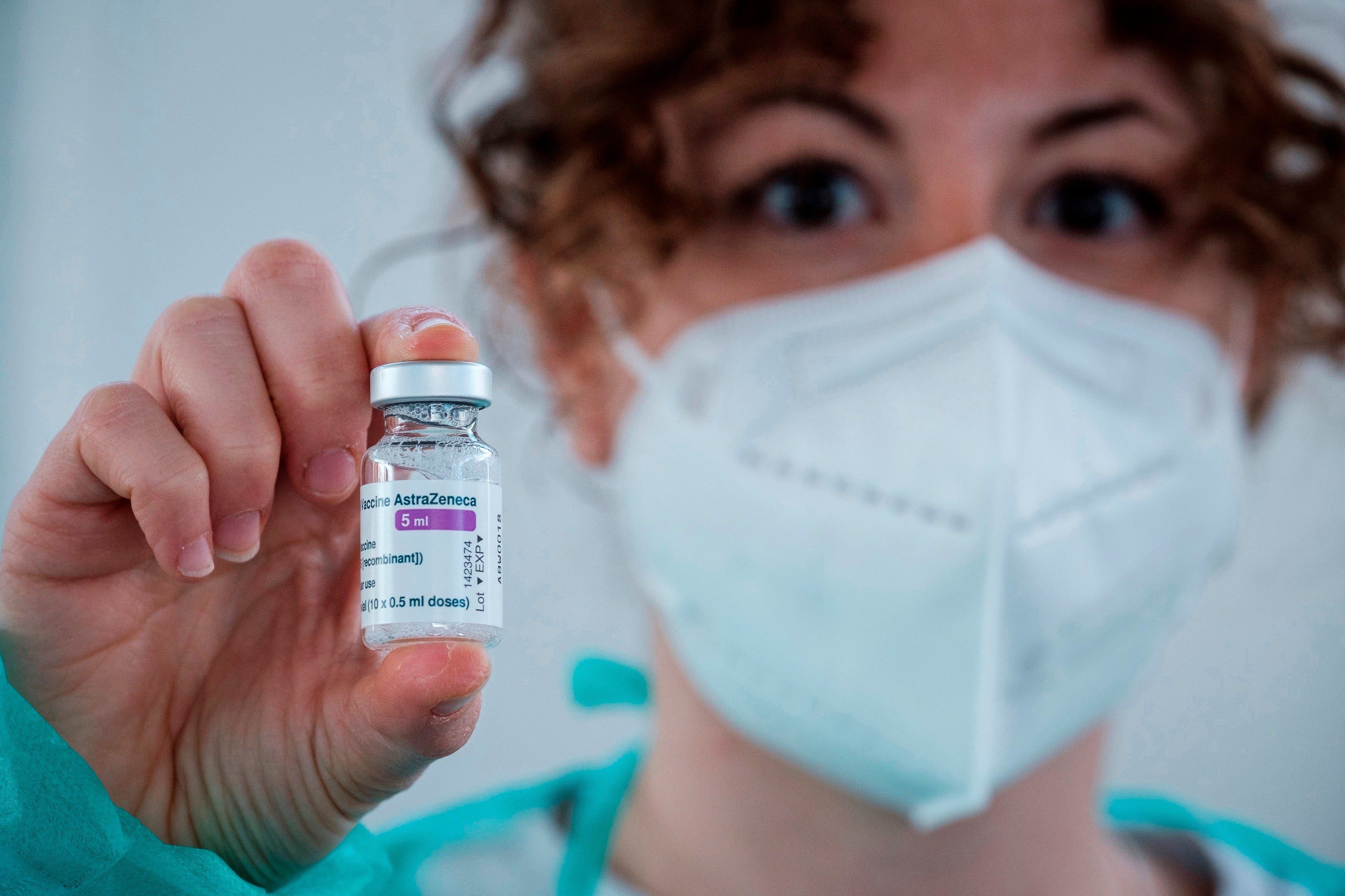 Castilla y León suspende cautelarmente la vacunación con AstraZeneca Castilla y León suspende cautelarmente la vacunación con AstraZeneca
