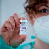Una sanitaria sostiene una dosis de la vacuna de AstraZeneca