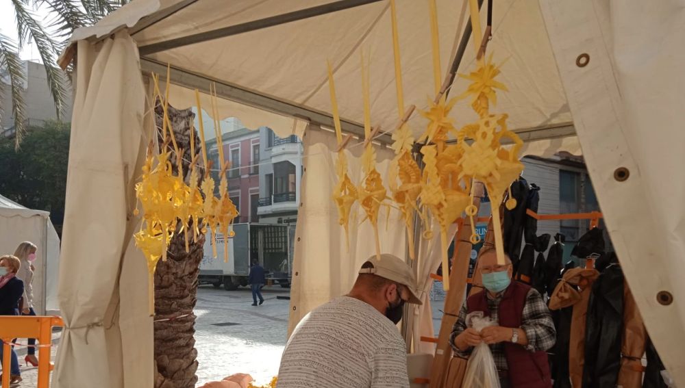 Puesto de venta de palma blanca en Elche.