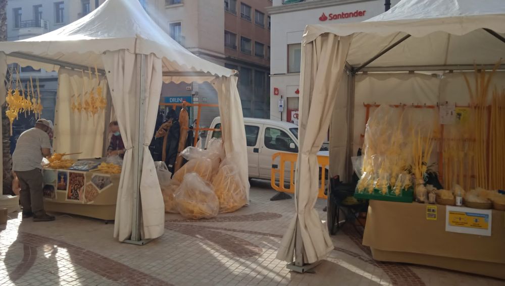 Puestos de venta de palma blanca en Elche.