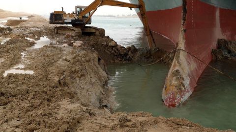 El carguero Ever Given atascado en el Canal de Suez