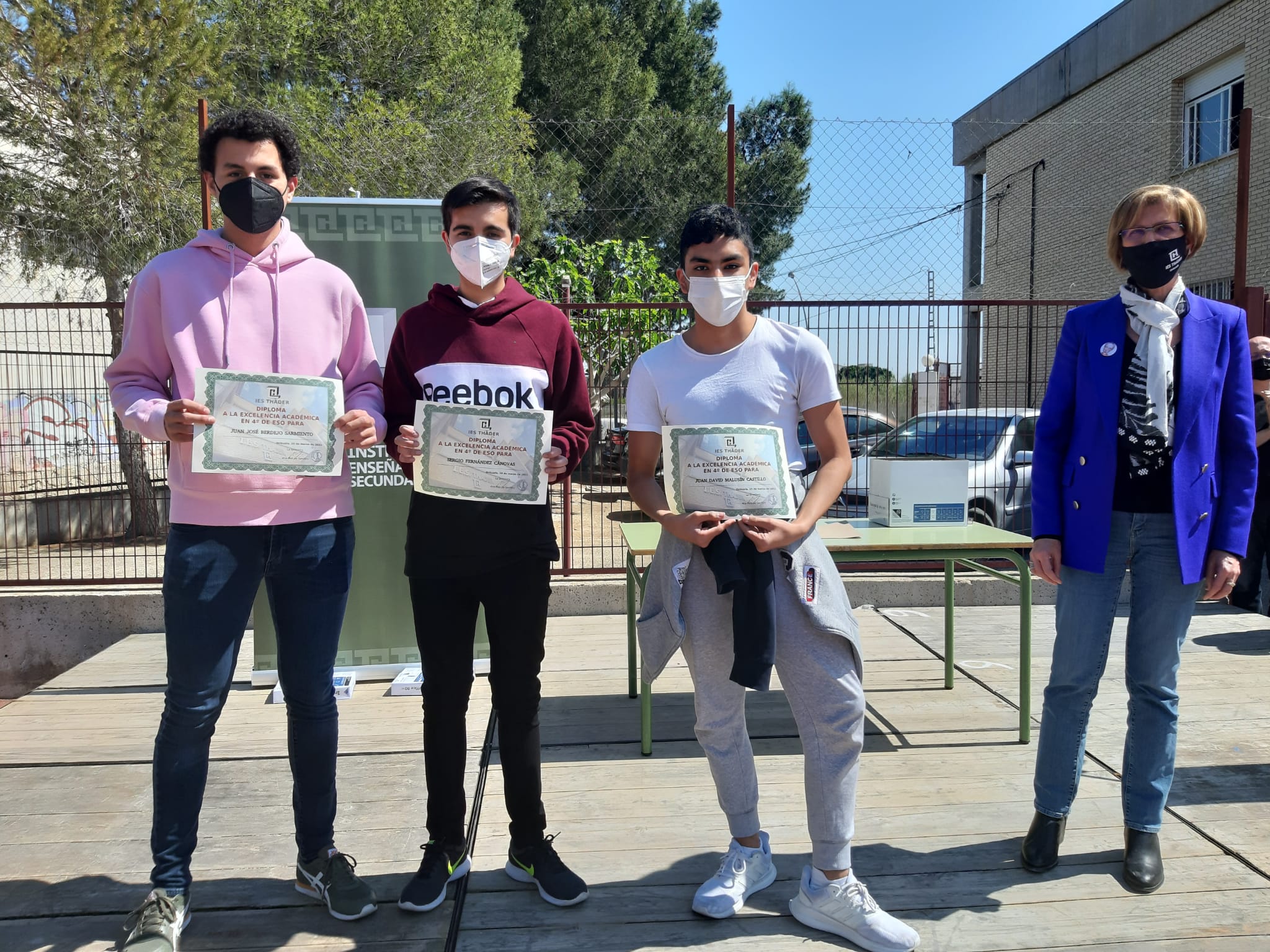 Estos diplomas acreditan que han concluido 4º de la ESO con una media de 10 Estos diplomas acreditan que han concluido 4º de la ESO con una media de 10