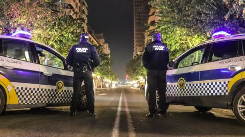 Control nocturno de la Policía Local de Alicante en la Rambla