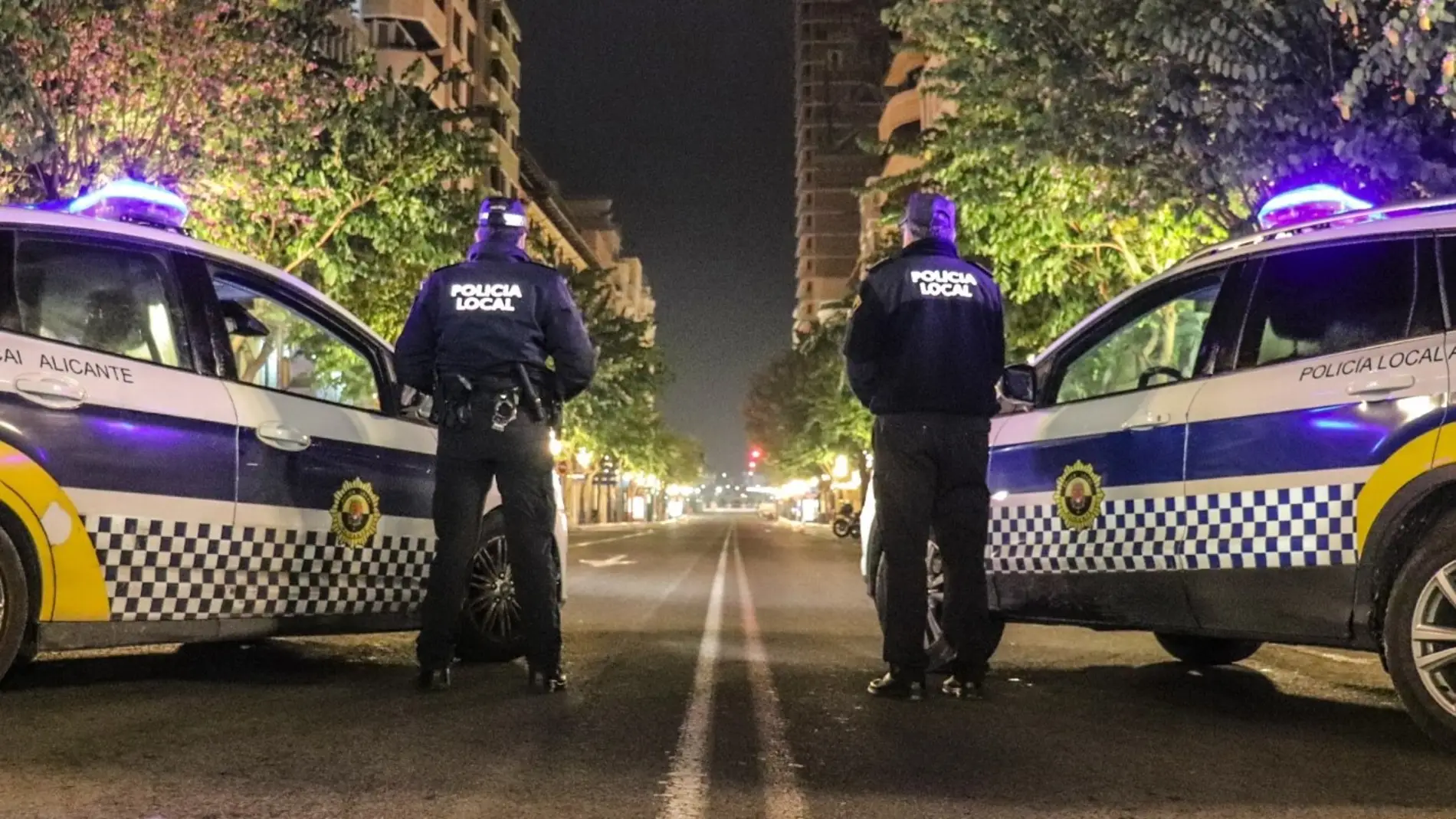 Control nocturno de la Policía Local de Alicante en la Rambla
