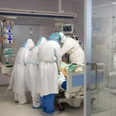 Médicos y enfermeros con un paciente covid Médicos y enfermeros con un paciente covid