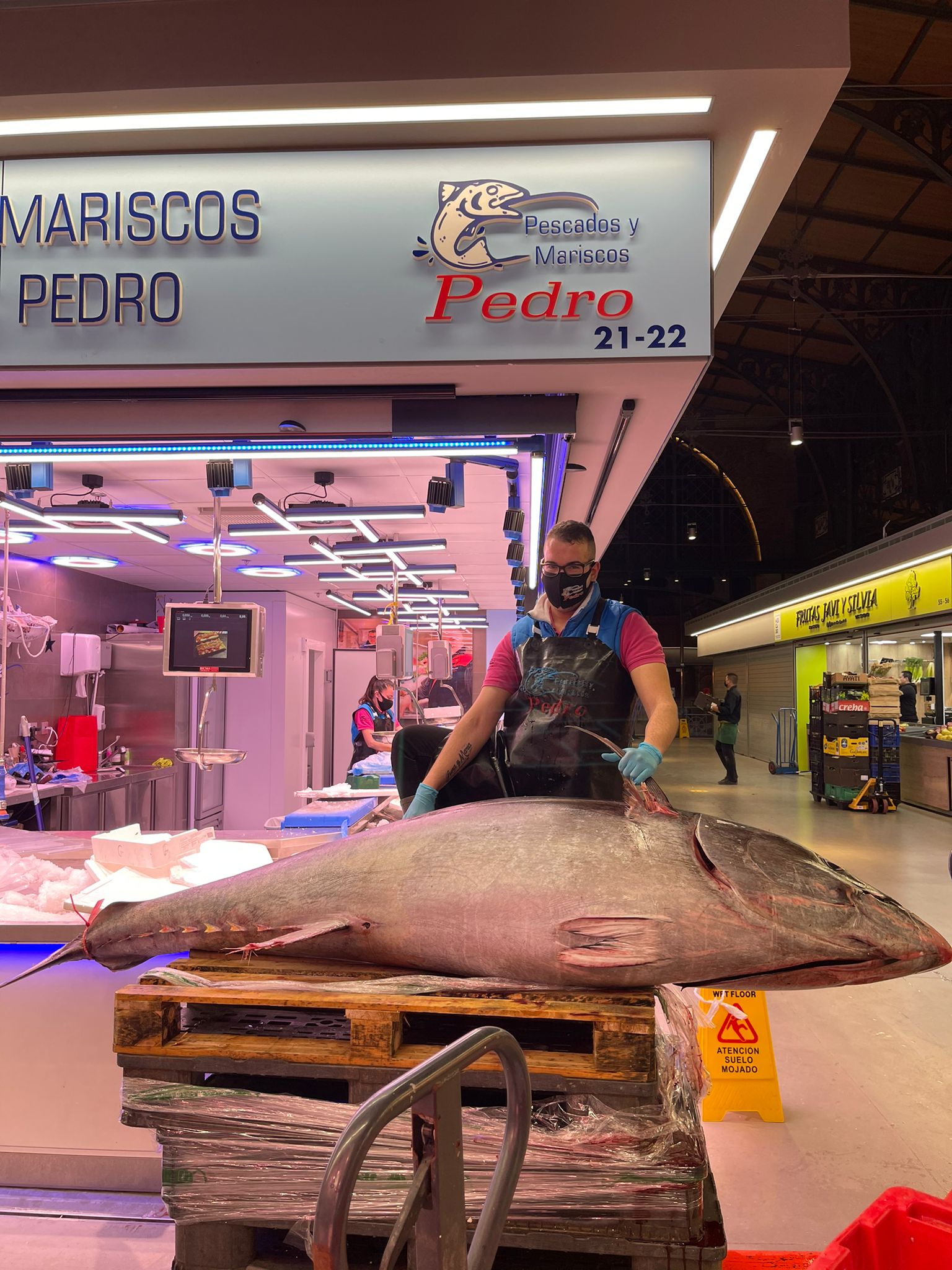 Un gran Atún Rojo de 234 kilos en el Mercado Central de Zaragoza Un gran Atún Rojo de 234 kilos en el Mercado Central de Zaragoza