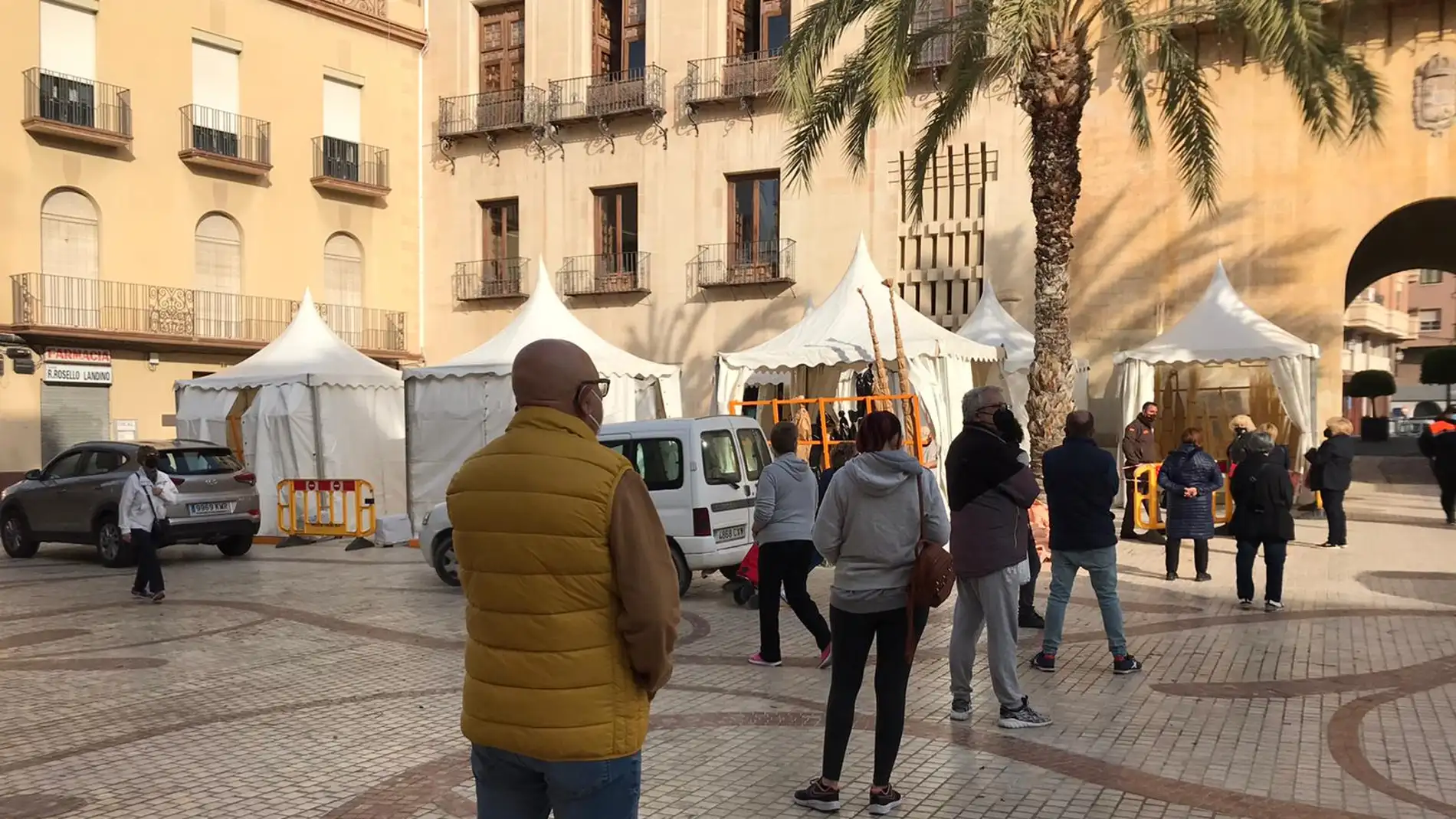 Cola de ciudadanos en la Plaça de Baix de Elche para comprar palmas blancas de Domingo de Ramos.