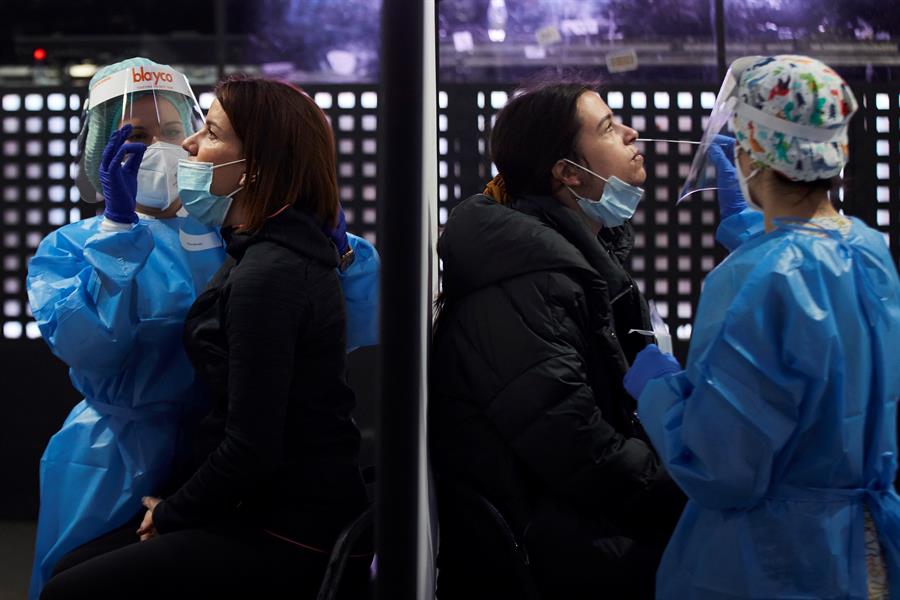 Los 5.000 asistentes al concierto 'sin distancia' de Love of Lesbian se hacen un test de antígenos Los 5.000 asistentes al concierto 'sin distancia' de Love of Lesbian se hacen un test de antígenos