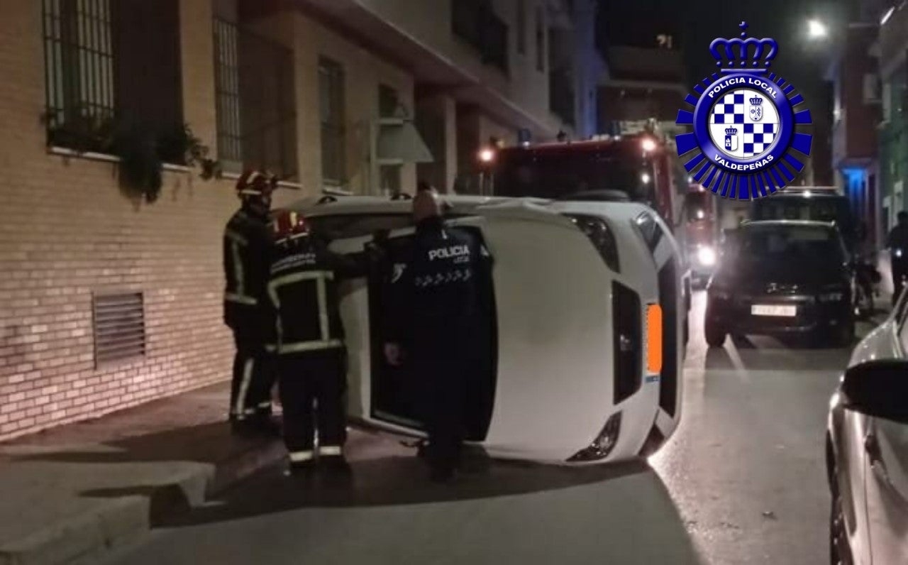 Abren diligencias a un conductor positivo en alcoholemia que volcó en la vía pública en Valdepeñas Abren diligencias a un conductor positivo en alcoholemia que volcó en la vía pública en Valdepeñas