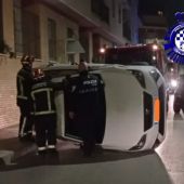El coche quedó volcado en la vía pública