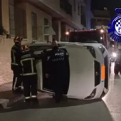 El coche quedó volcado en la vía pública El coche quedó volcado en la vía pública