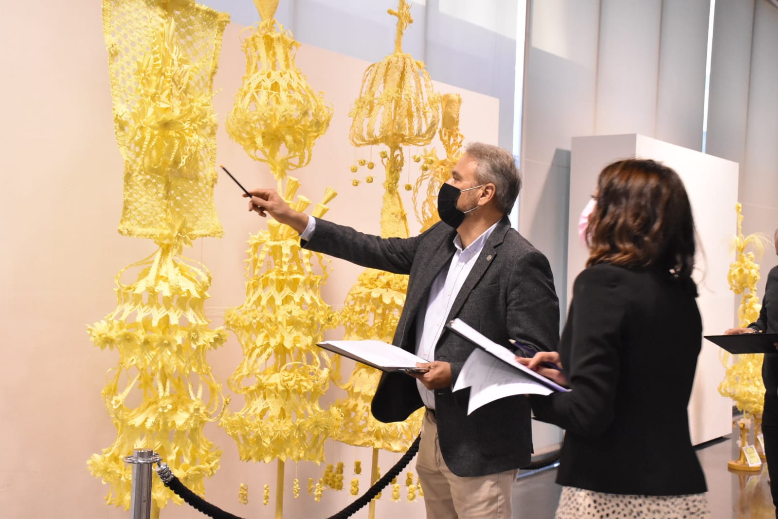 El centro de congresos de Elche acoge hasta el 4 de abril la exposición con las palmas blancas del concurso de artesanía de este año El centro de congresos de Elche acoge hasta el 4 de abril la exposición con las palmas blancas del concurso de artesanía de este año