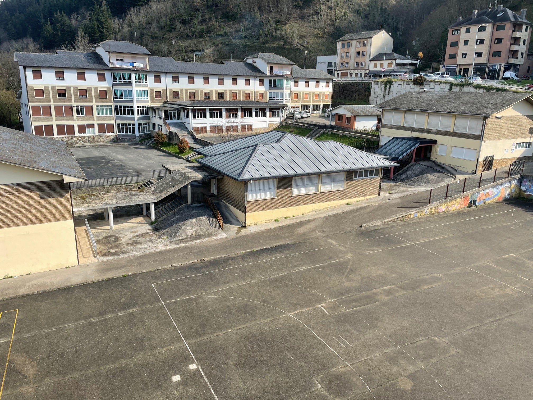 Pádel, tenis y baloncesto en la Escuela Hogar Pádel, tenis y baloncesto en la Escuela Hogar
