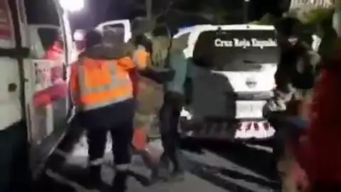 Rescatado el espeleólogo que se rompió la pierna en una cueva de Arredondo Momento en el que los servicios de emergencia salen con el herido