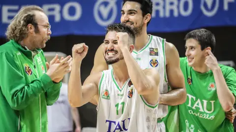 Los jugadores del Tau celebran la victoria ante Valladolid Los jugadores del Tau celebran la victoria ante Valladolid