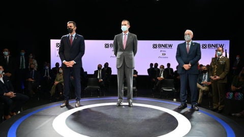 El Rei, Pedro S&aacute;nchez i Pere Navarro, en la cloenda del BNEW a l&rsquo;octubre. 