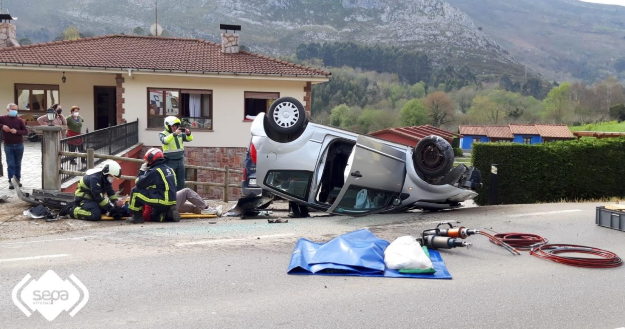 Un hombre resulta herido en Llanes tras volcar un vehículo en la recta de Turanzas Un hombre resulta herido en Llanes tras volcar un vehículo en la recta de Turanzas