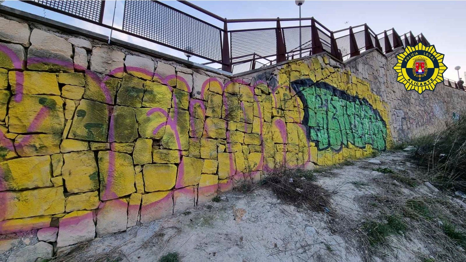 Cuatro jóvenes 'pillados' pintando la ladera de San Fernando Cuatro jóvenes 'pillados' pintando la ladera de San Fernando