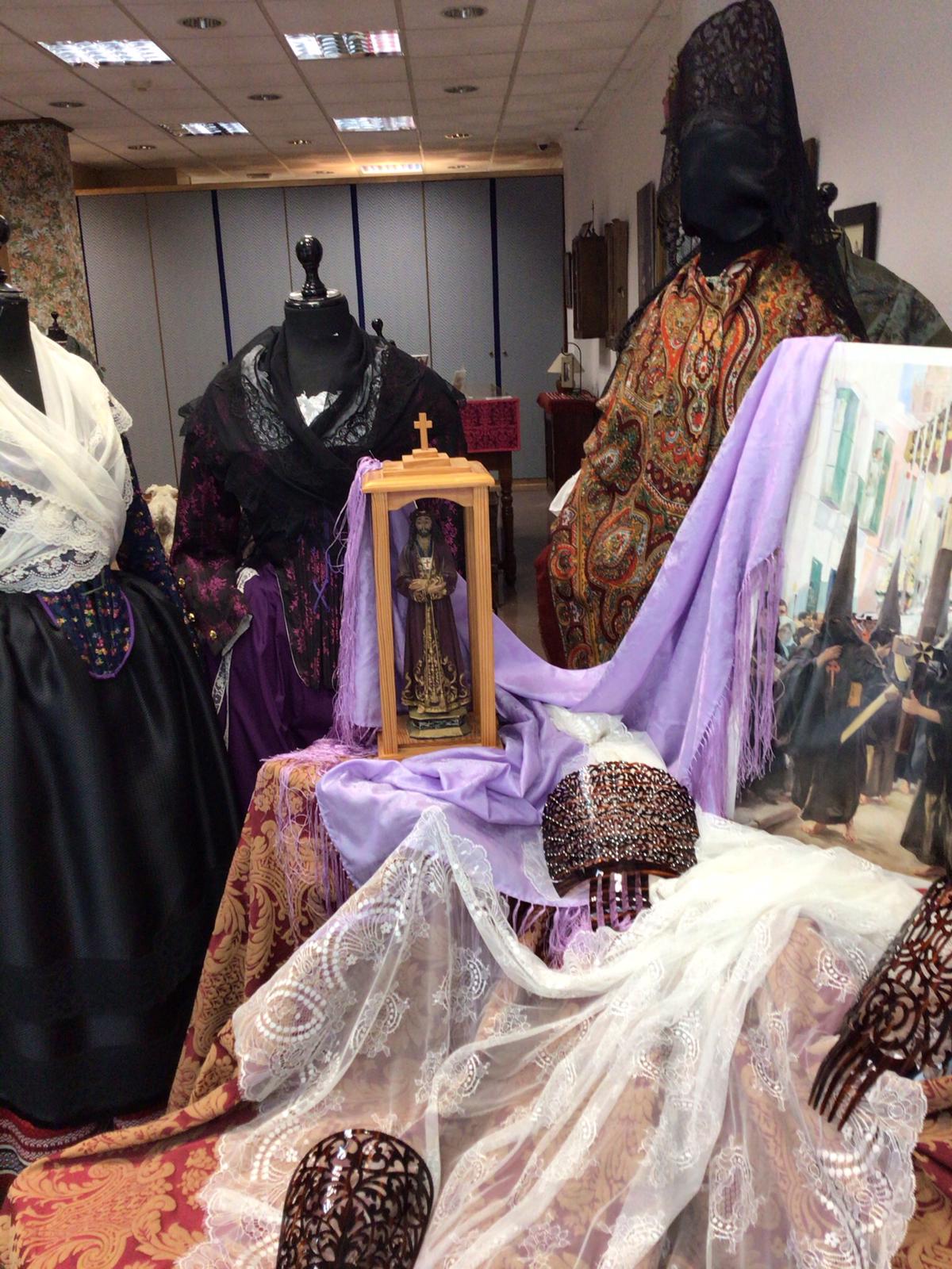 Los escaparates se visten de Semana Santa en un año sin pasos en la calle Los escaparates se visten de Semana Santa en un año sin pasos en la calle