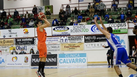 Sa&uacute;l Blanco lanza a canasta frente Almansa.