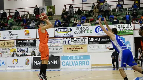 Saúl Blanco lanza a canasta frente Almansa. Saúl Blanco lanza a canasta frente Almansa.