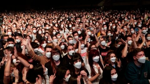 Asistentes al concierto de Love of Lesbian en el Palau Sant Jordi de Barcelona