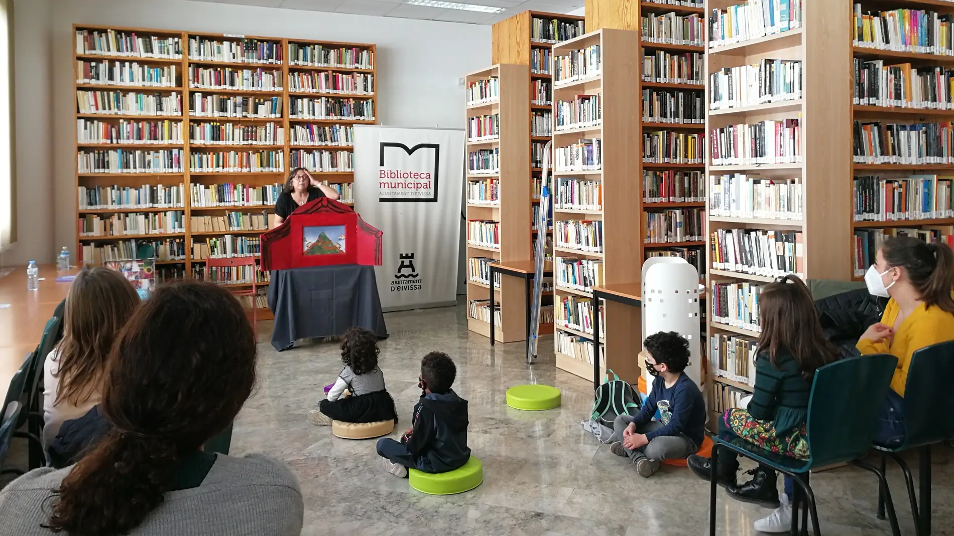 La Biblioteca de Can Ventosa celebra el Día del Libro Infantil y Juvenil con teatro familiar y nueva decoración