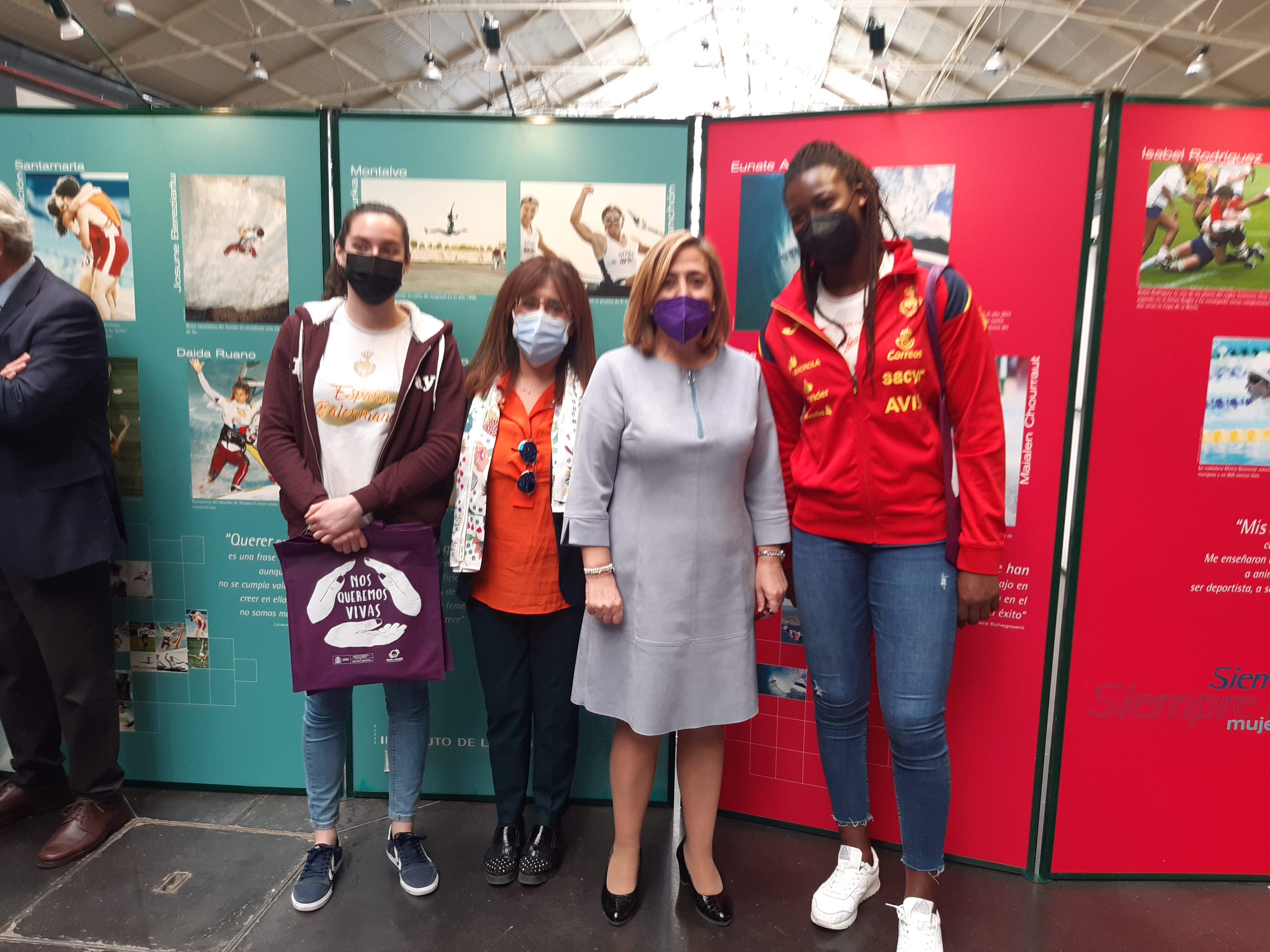 “Siempre adelante mujeres deportistas” en la Estación de Alicante “Siempre adelante mujeres deportistas” en la Estación de Alicante