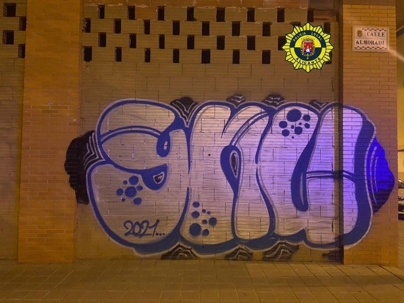 Se salta el toque de queda para hacer pintadas en Alicante Se salta el toque de queda para hacer pintadas en Alicante