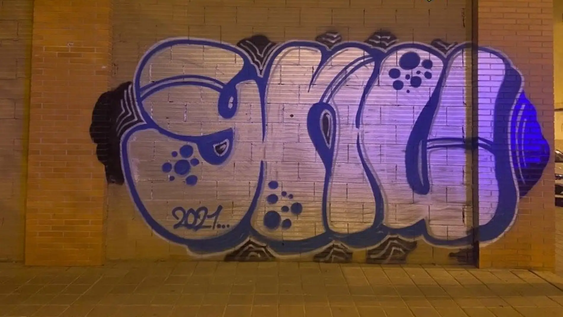 Grafiti del detenido de madrugada en la calle Almoradí de Alicante