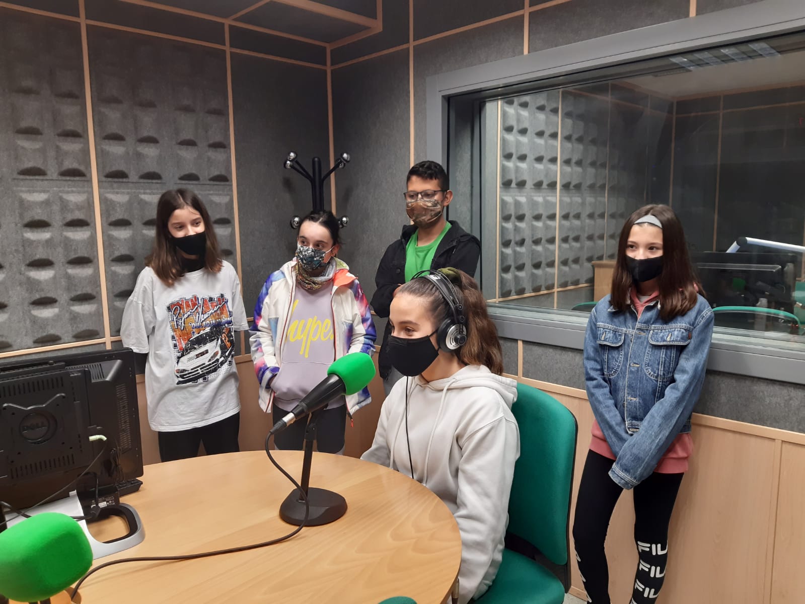 Alumnos de Albacete visitan la emisora de Onda Cero con motivo de la iniciativa "Sonrisas de Cuento" Alumnos de Albacete visitan la emisora de Onda Cero con motivo de la iniciativa "Sonrisas de Cuento"
