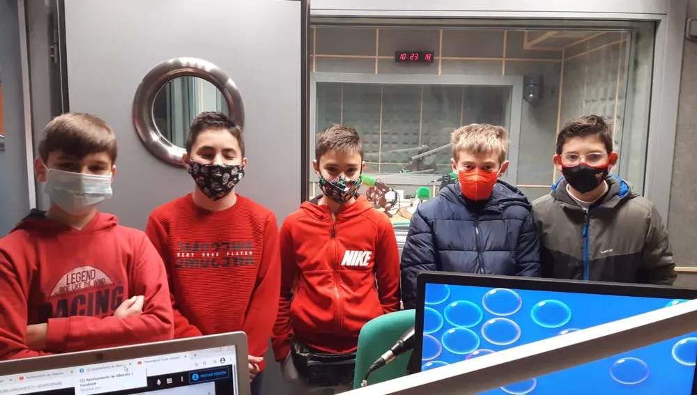 Alumnos de Albacete visitan la emisora de Onda Cero con motivo de la iniciativa &quot;Sonrisas de Cuento&quot;