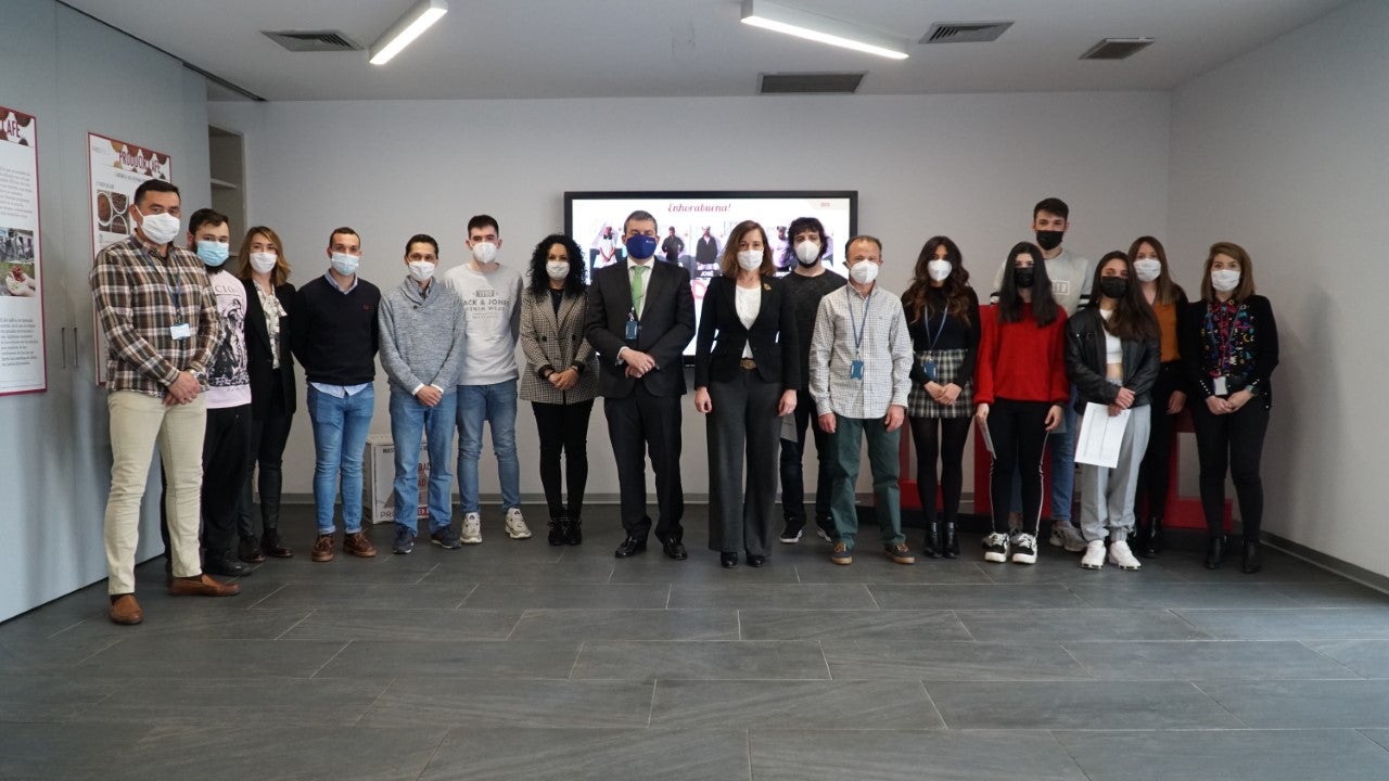 Prosol acoge el acto de reconocimiento a los siete alumnos que a lo largo de dos años han completado el programa de Formación Dual Prosol acoge el acto de reconocimiento a los siete alumnos que a lo largo de dos años han completado el programa de Formación Dual