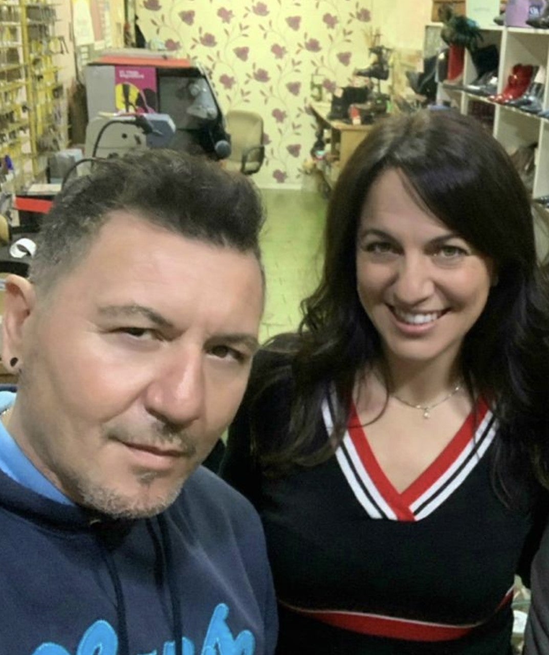 Luz Sigüenza a solas con Miguel Noguera y su nuevo look en Más de uno Alicante Luz Sigüenza a solas con Miguel Noguera y su nuevo look en Más de uno Alicante