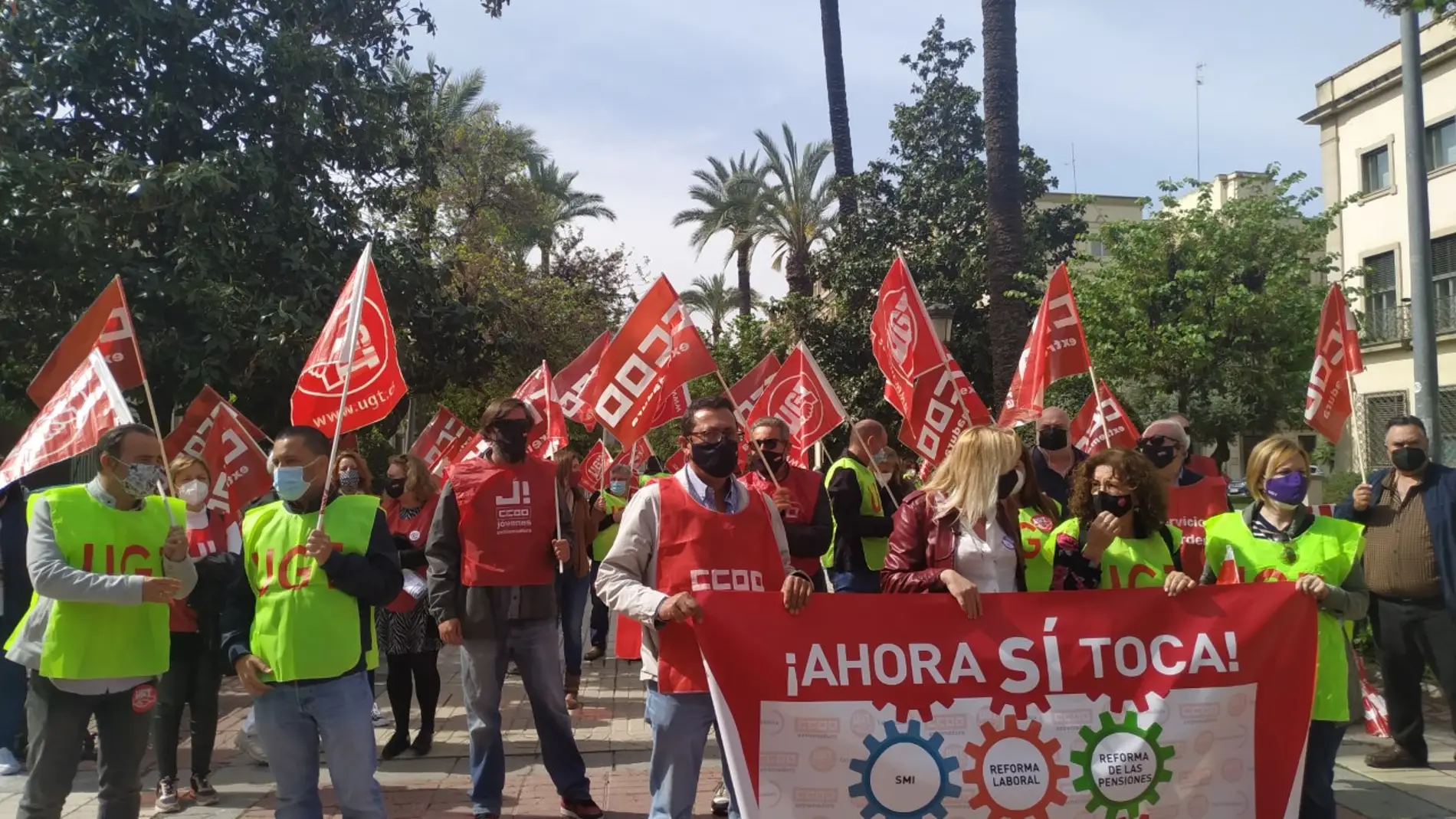 CCOO y UGT Extremadura se manifestaban hoy en Badajoz para pedir al gobierno de la nación que derogue la reforma laboral y suba el SMI