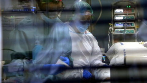 Catalunya ha entrat de ple en la quarta onada amb les UCIs molt plenes.